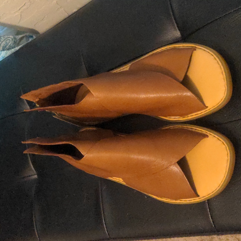 Born sandals
